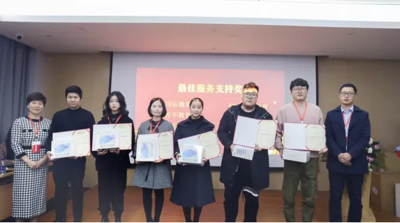 育华教育毕业典礼合影